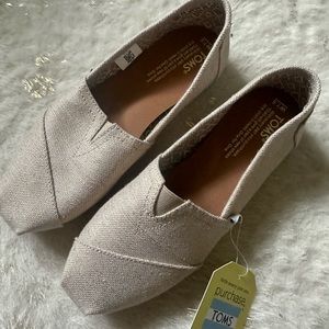 Toms! Gold metallic, weave with tan! Awesome 🤩